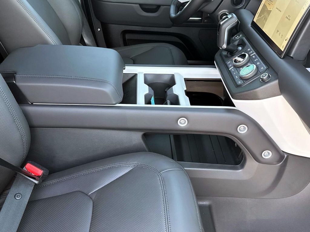 2025 Land Rover Defender X-Dynamic SE - Photo 8