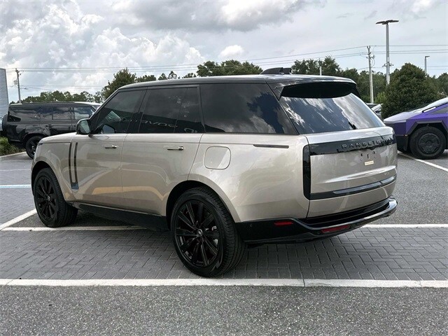 2025 Land Rover Range Rover SE photo 4
