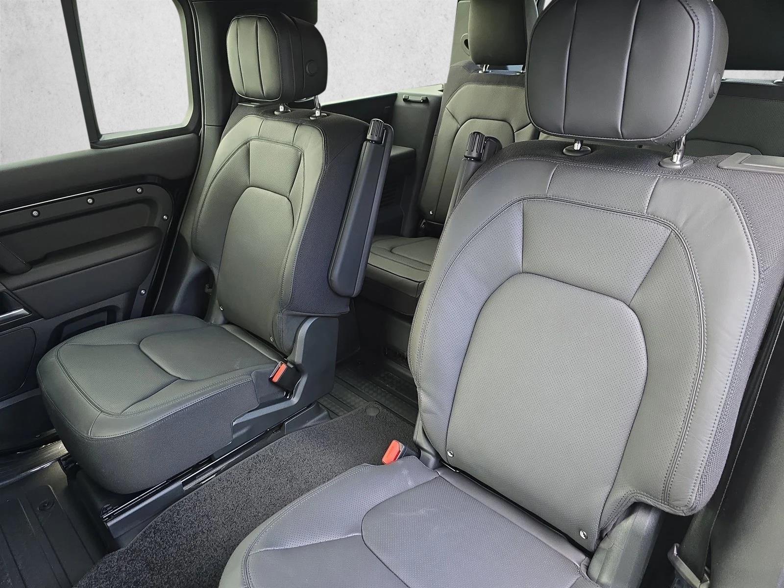 2026 Land Rover Defender V8 - Photo 12