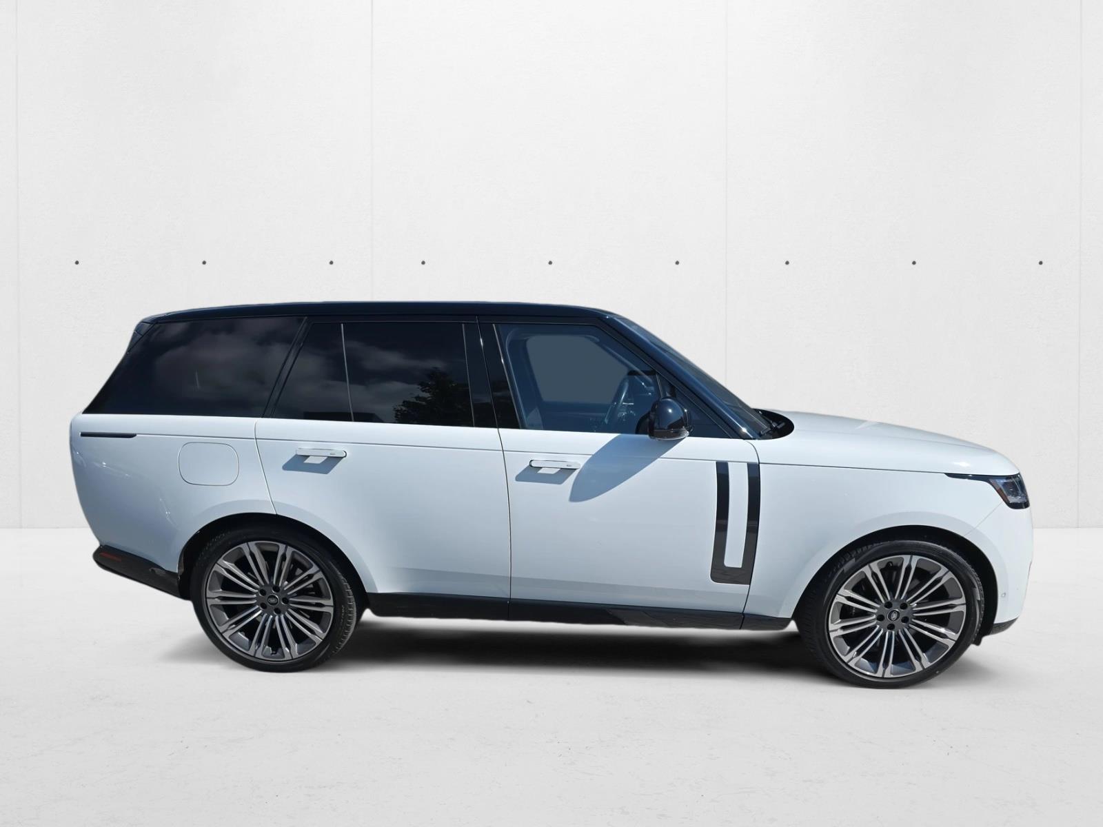 2023 Land Rover Range Rover SE photo 4