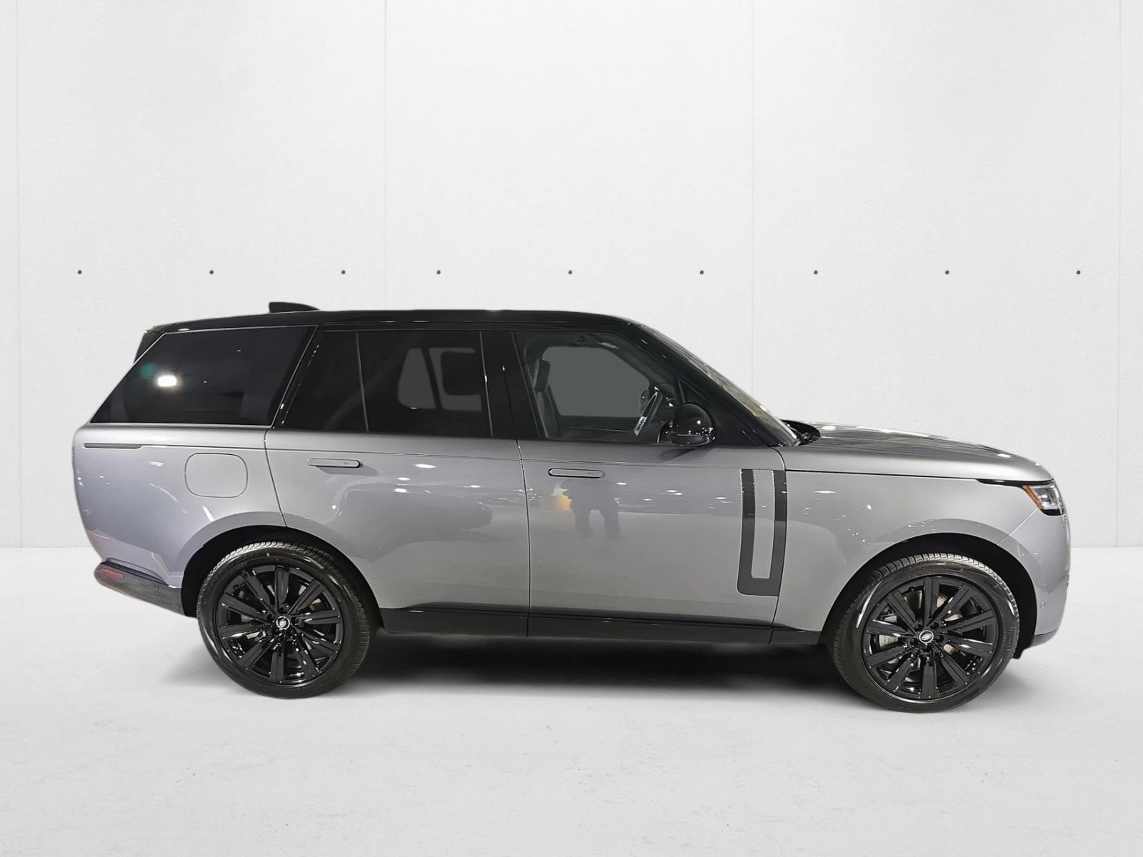 2025 Land Rover Range Rover SE photo 2