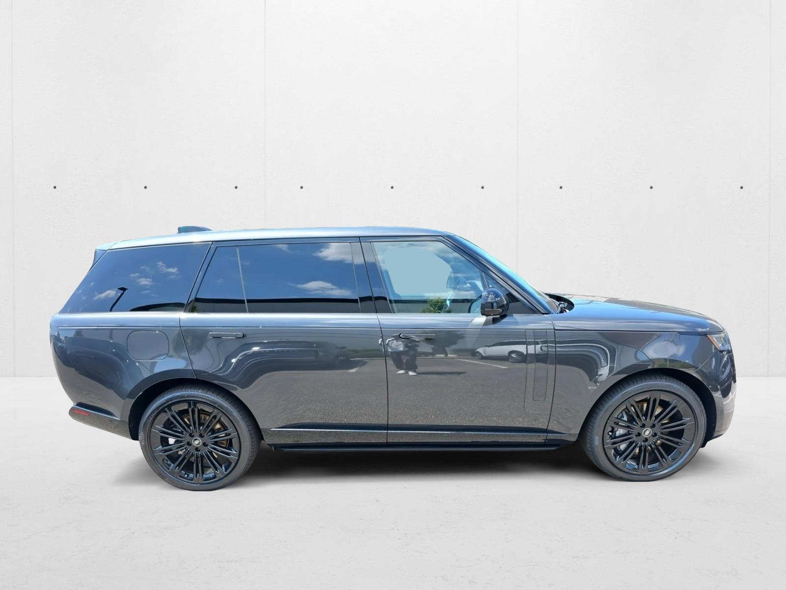 2025 Land Rover Range Rover SE photo 4