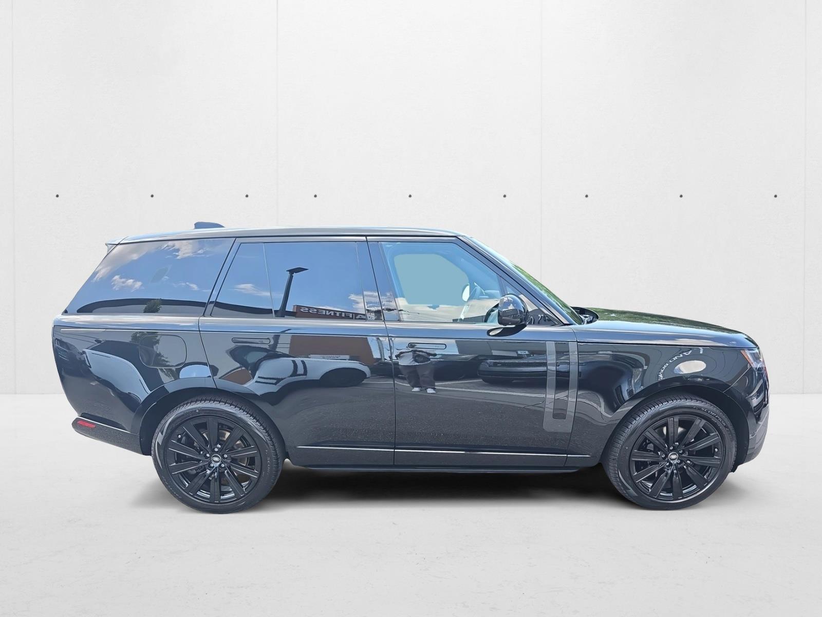 2025 Land Rover Range Rover SE photo 3