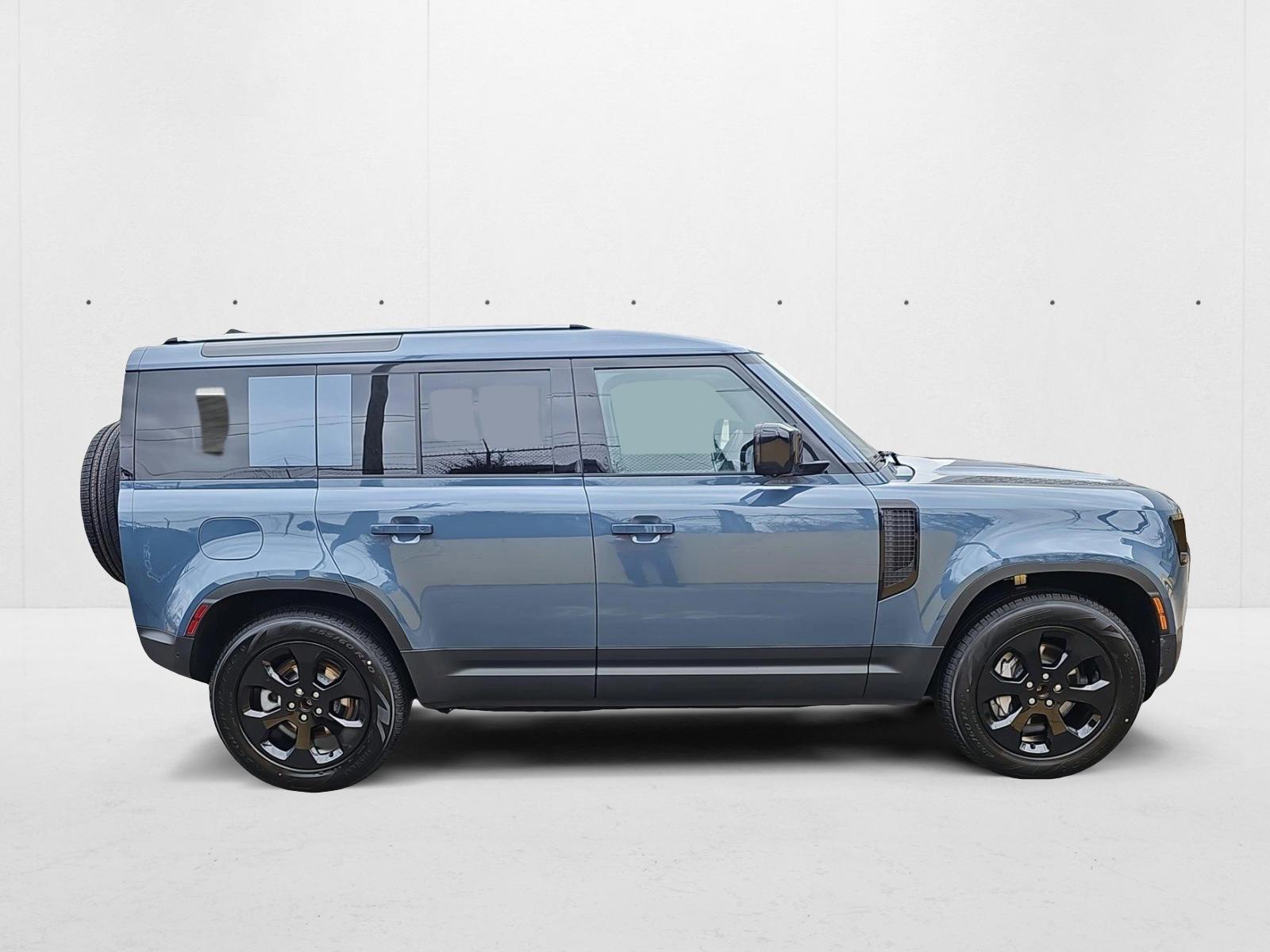 2025 Land Rover Defender 110 S photo 4