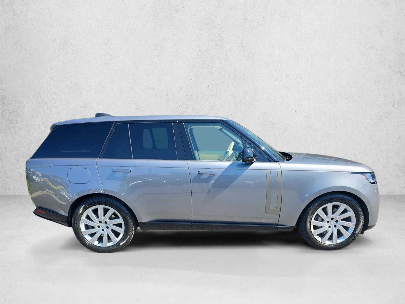 2024 Land Rover Range Rover SE photo 4