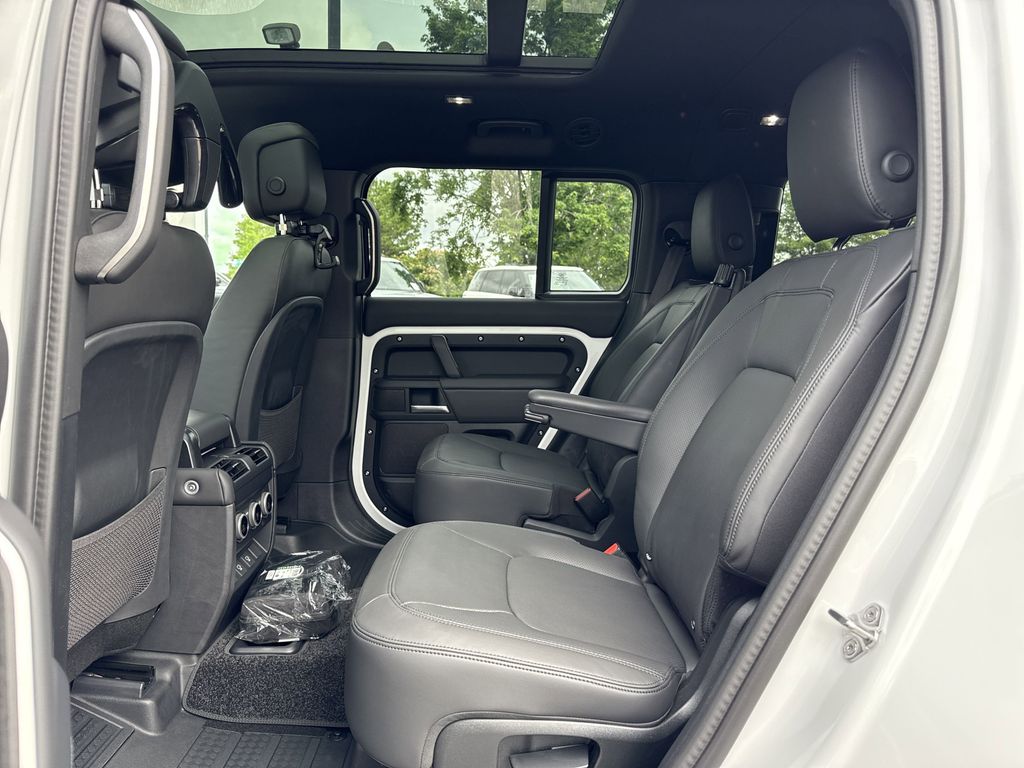 2025 Land Rover Defender X-Dynamic SE - Photo 6