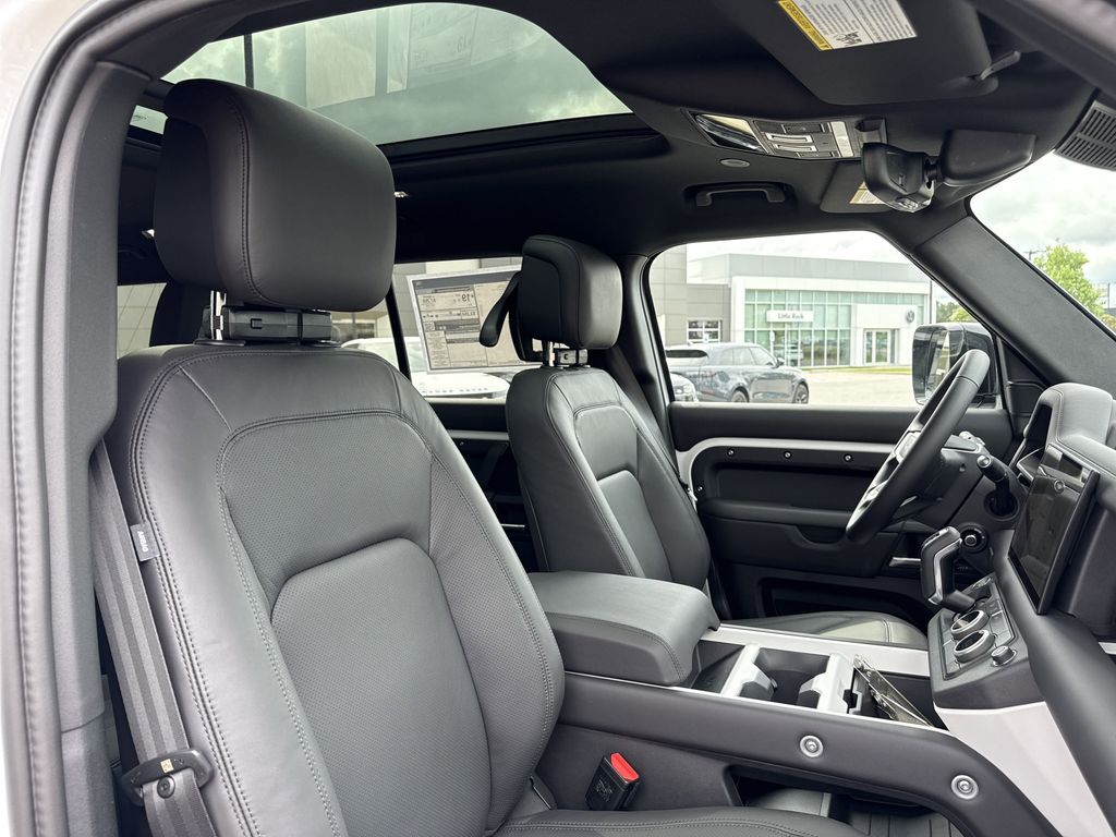 2025 Land Rover Defender X-Dynamic SE - Photo 18