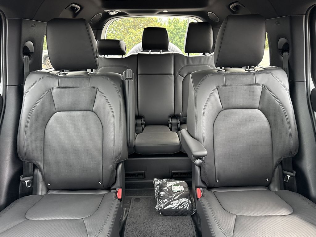2025 Land Rover Defender X-Dynamic SE - Photo 32