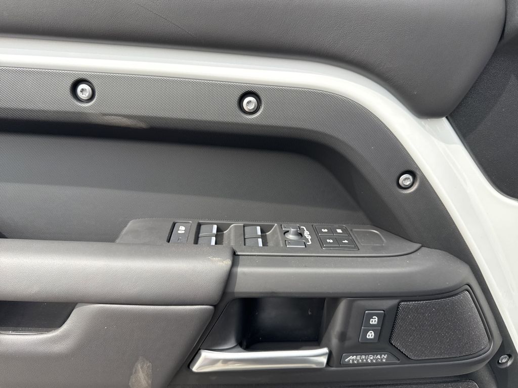 2025 Land Rover Defender X-Dynamic SE - Photo 24