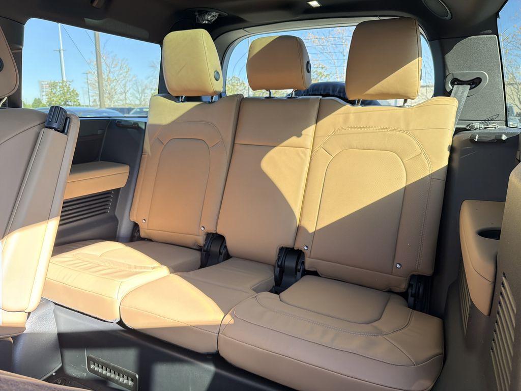 2026 Land Rover Defender X-Dynamic SE - Photo 6