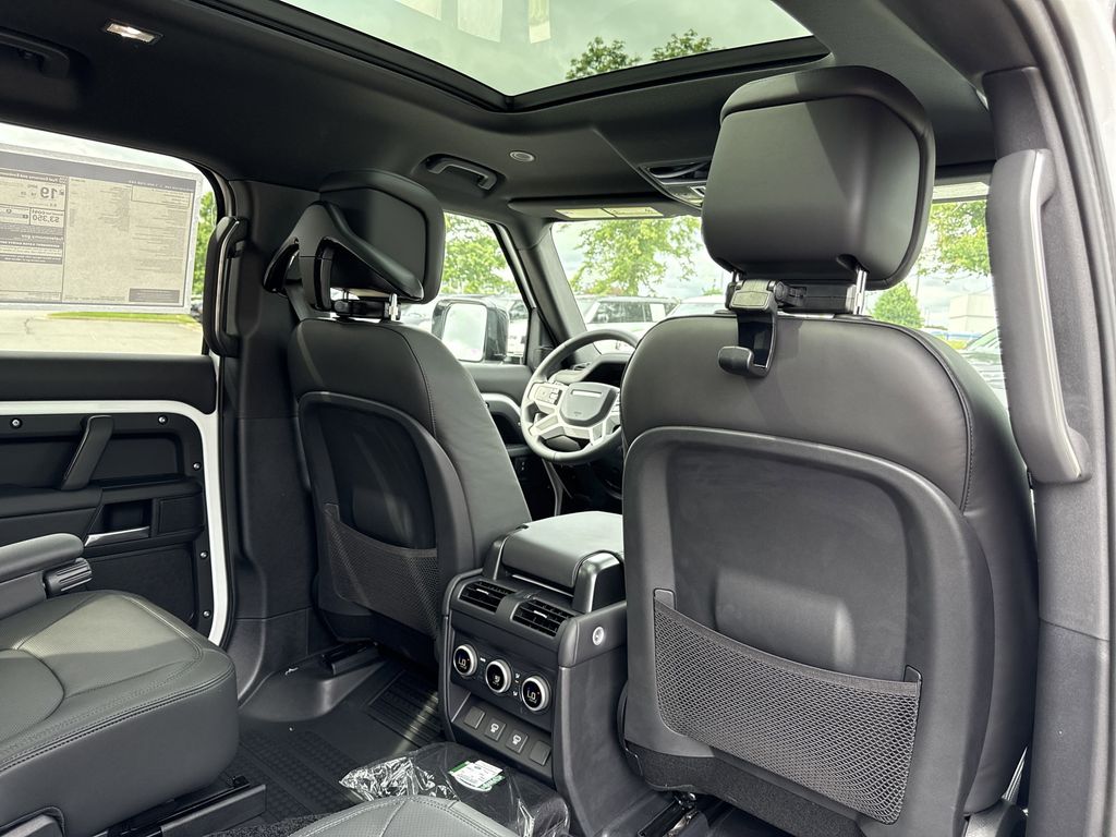 2025 Land Rover Defender X-Dynamic SE - Photo 17
