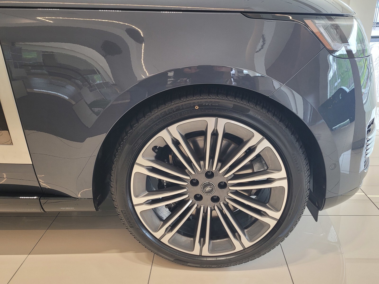 2025 Land Rover Range Rover SV photo 4