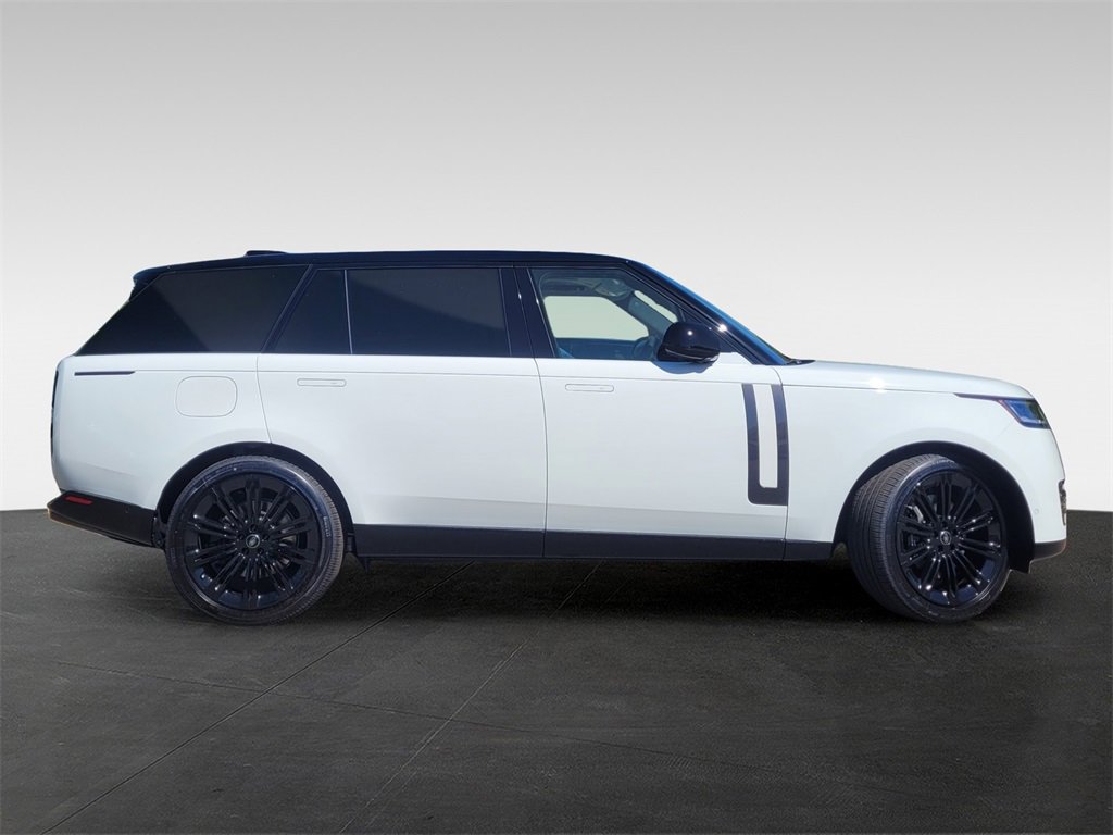 2025 Land Rover Range Rover SE photo 3