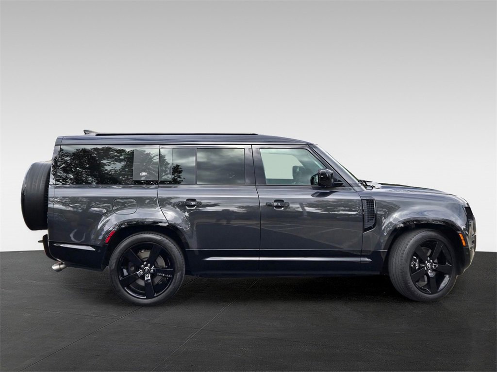 2024 Land Rover Defender V8 photo 3
