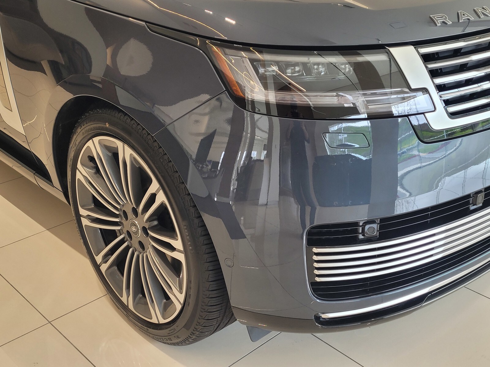 2025 Land Rover Range Rover SV photo 2