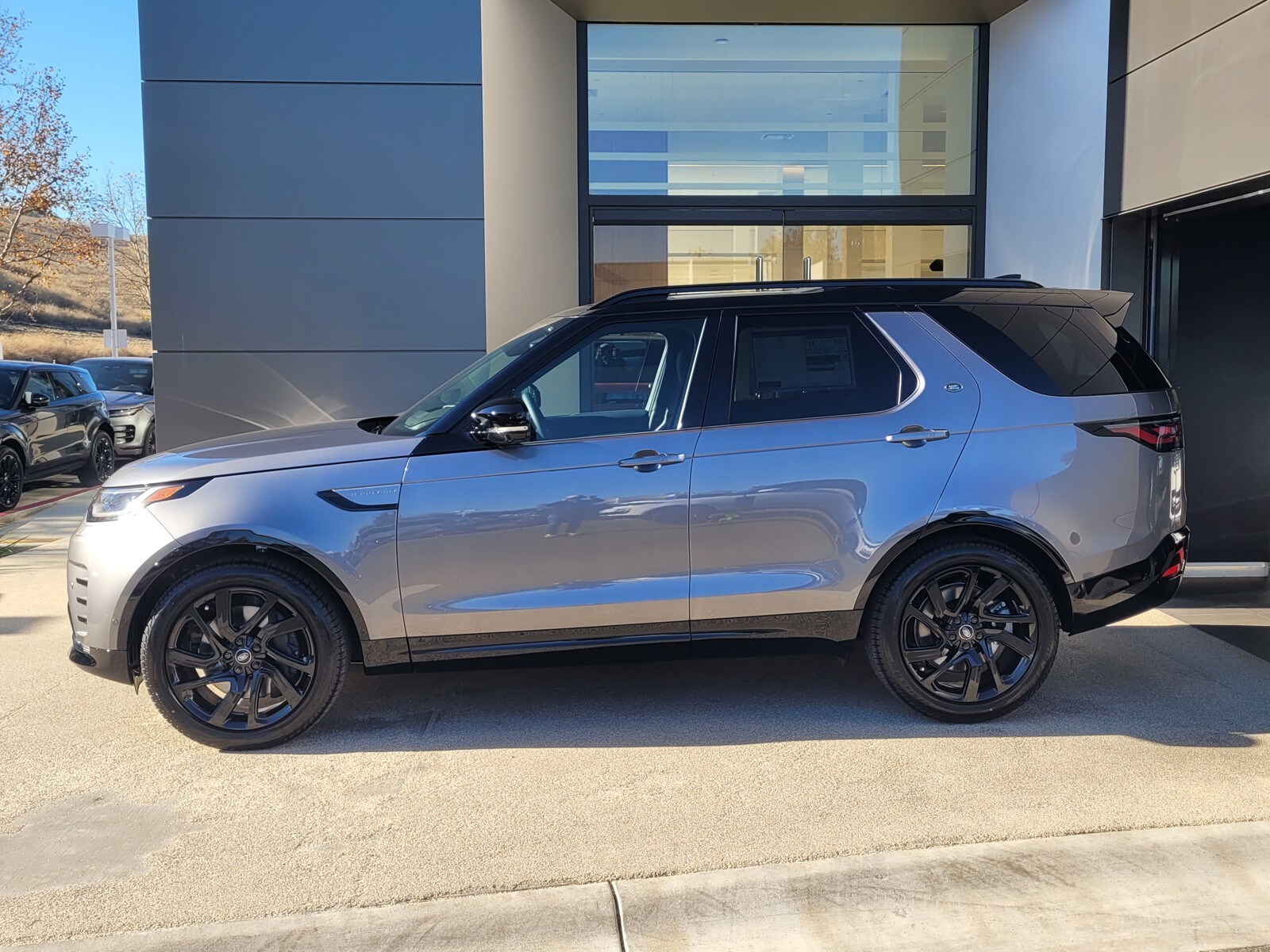 2025 Land Rover Discovery SE photo 3