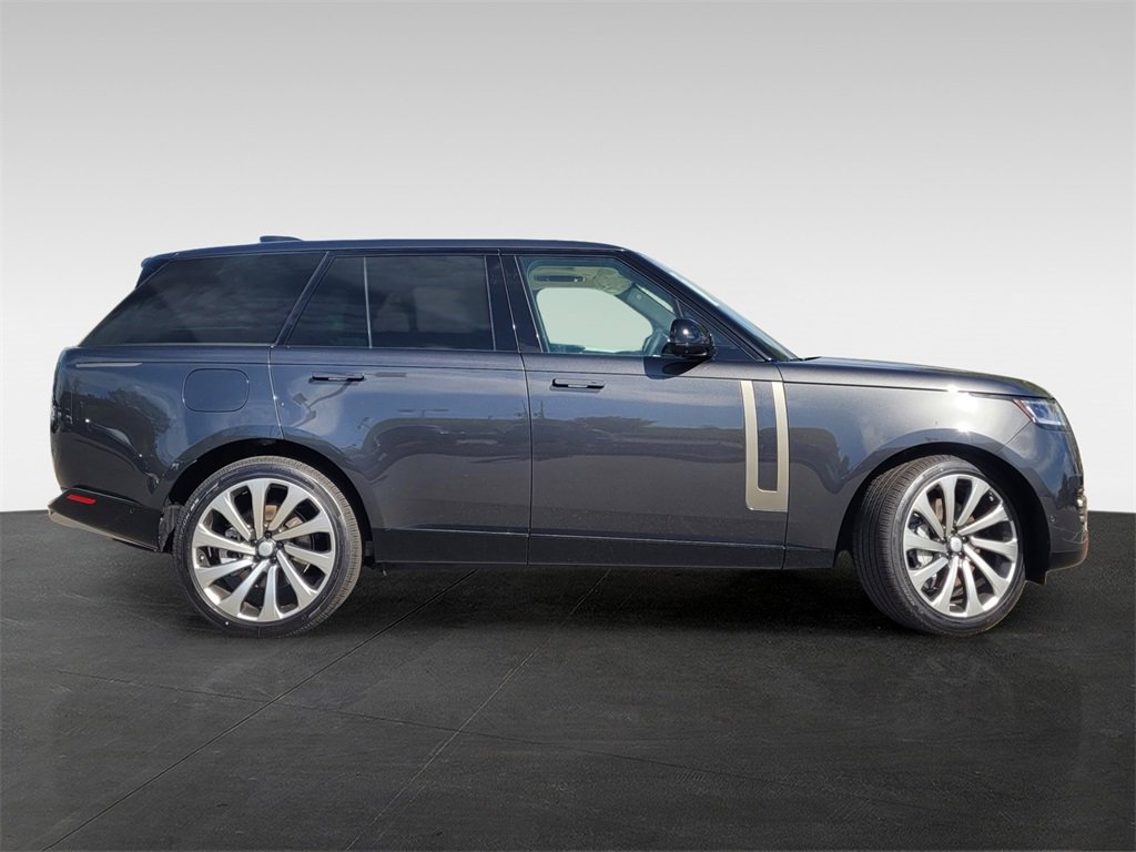 2025 Land Rover Range Rover SE photo 3