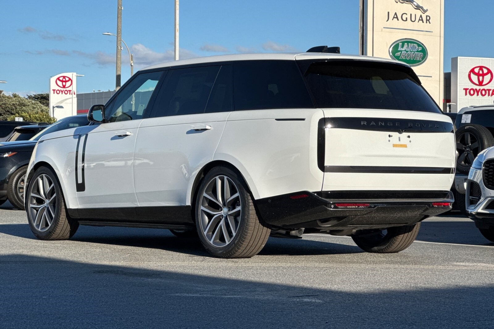 2025 Land Rover Range Rover SE photo 3