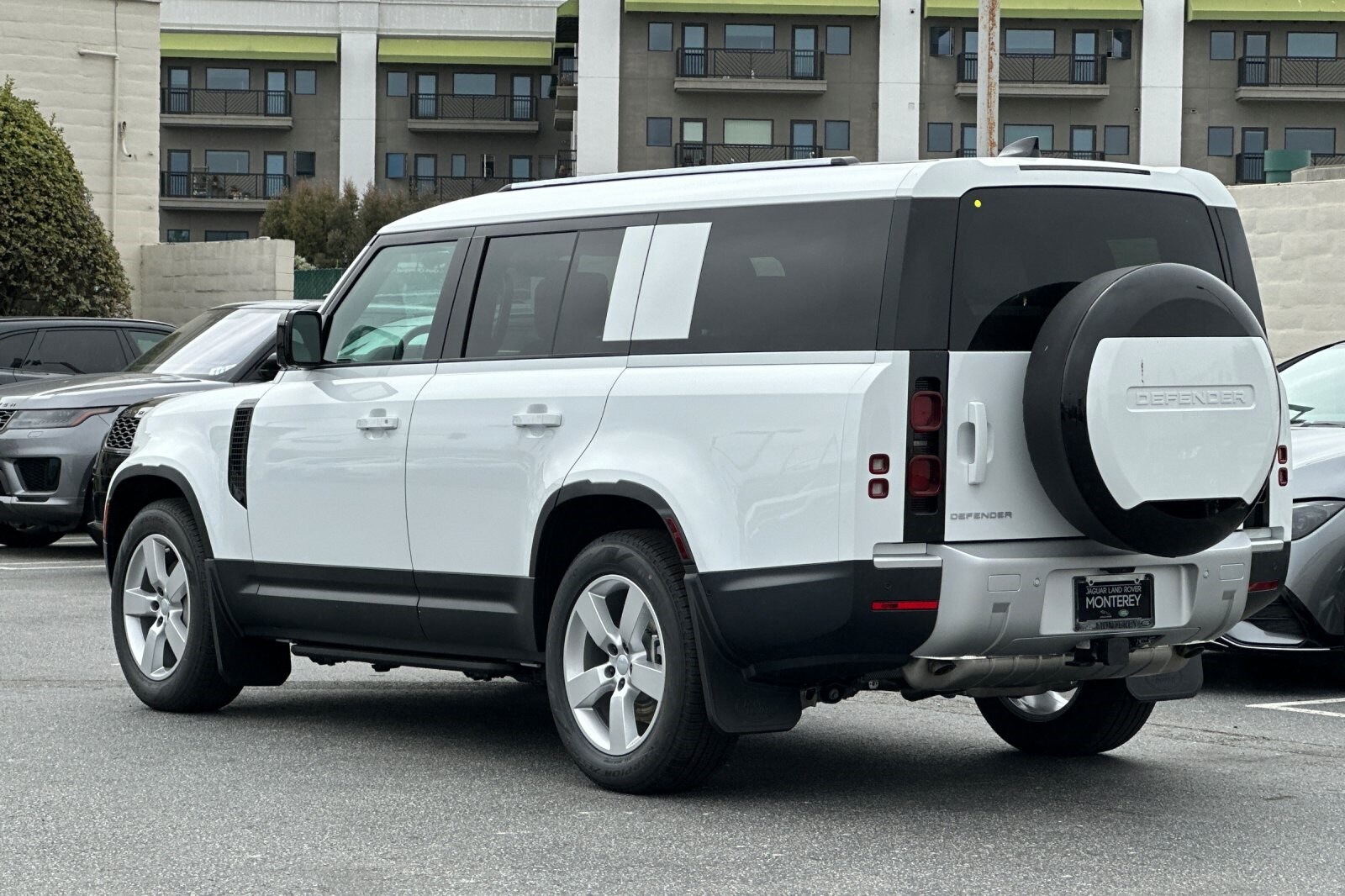 2025 Land Rover Defender 130 S photo 3