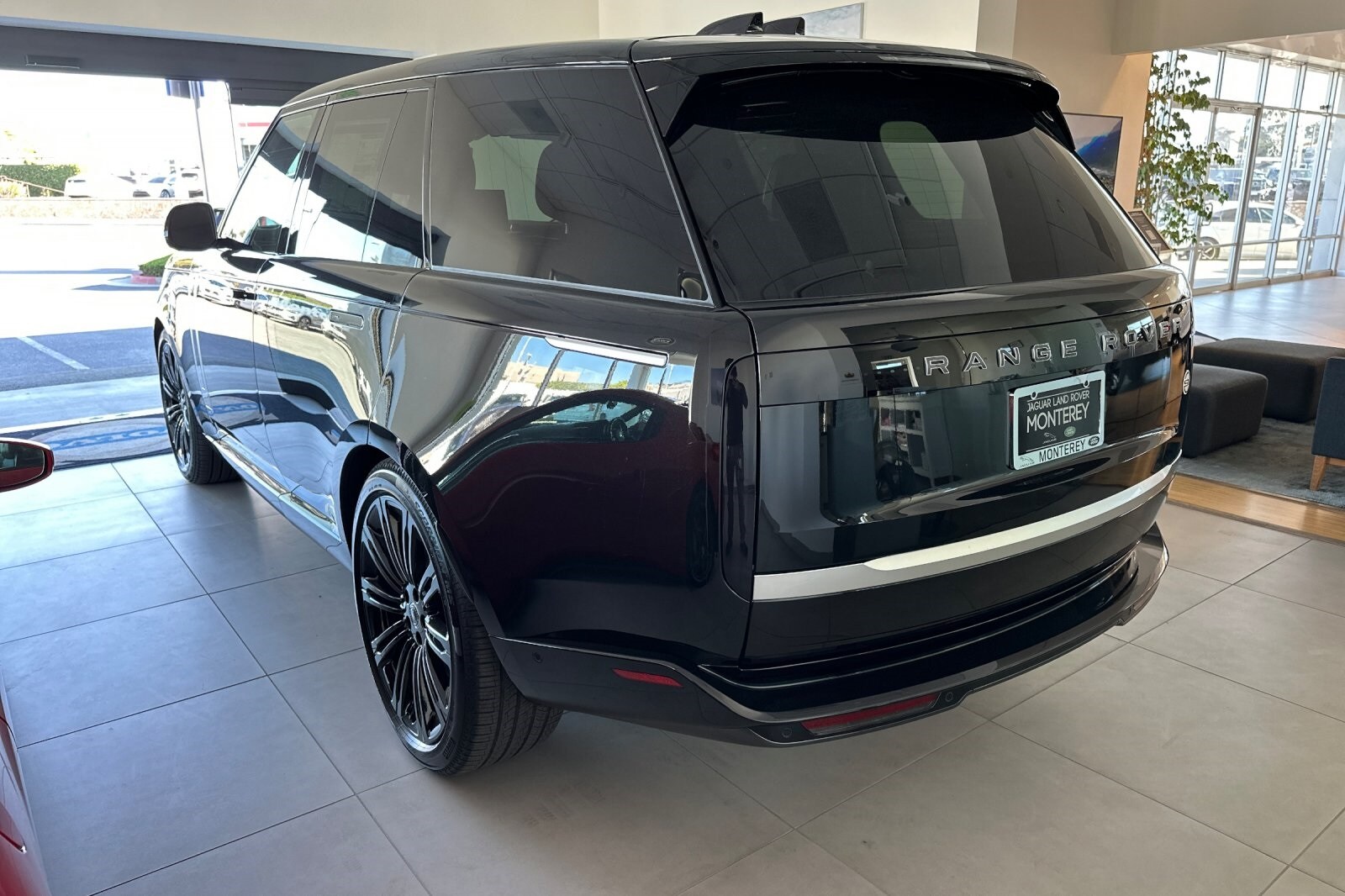 2025 Land Rover Range Rover SV photo 3