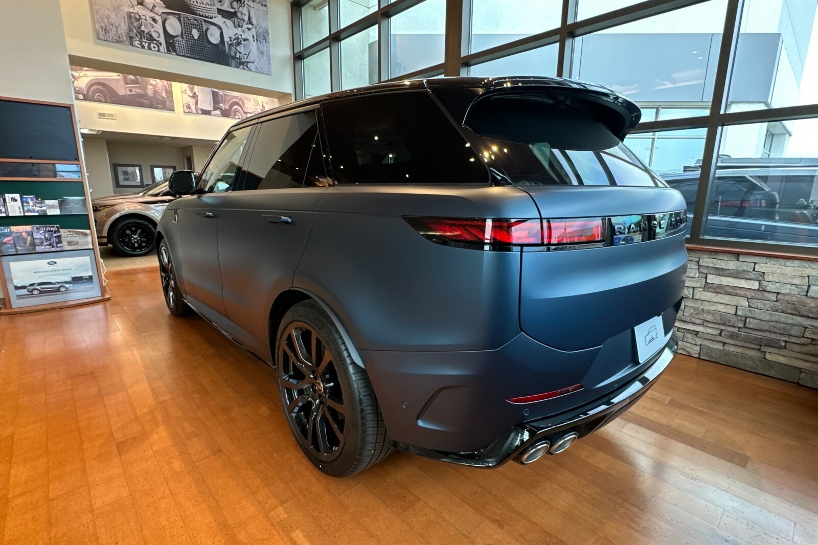 2025 Land Rover Range Rover Sport photo 3