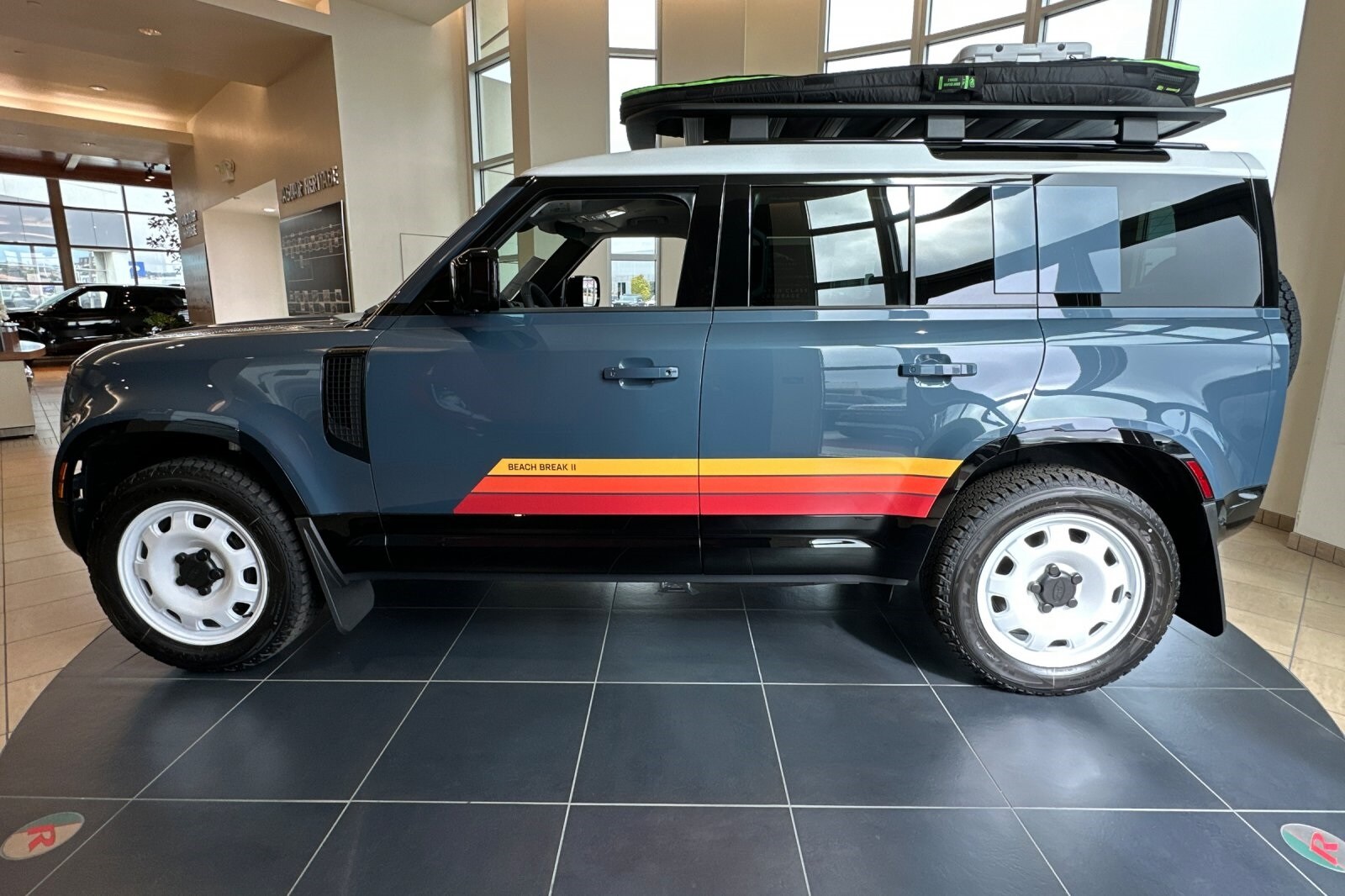 2025 Land Rover Defender 110 S photo 2