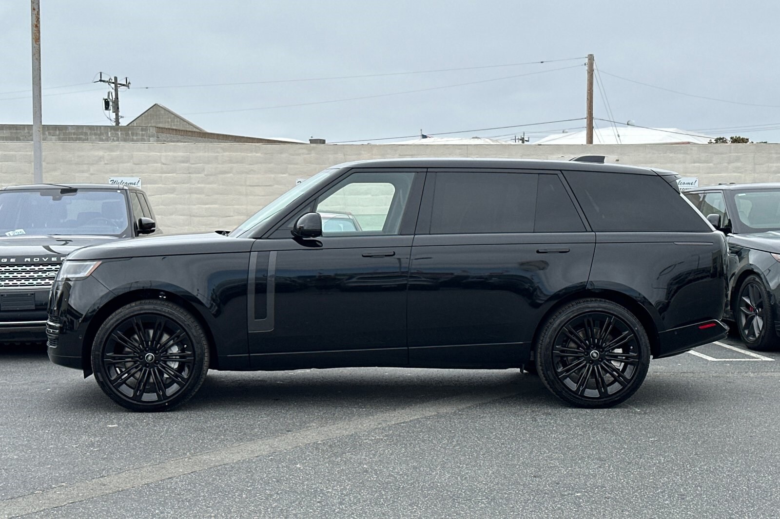 2025 Land Rover Range Rover SE photo 2