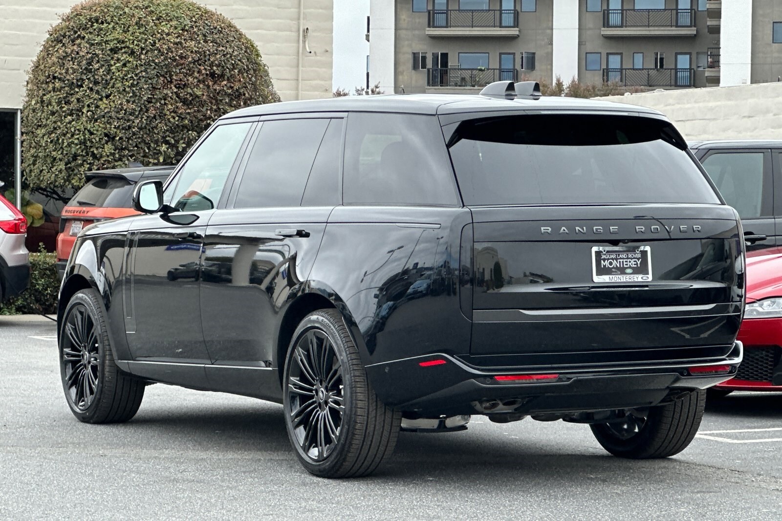 2025 Land Rover Range Rover SE photo 3