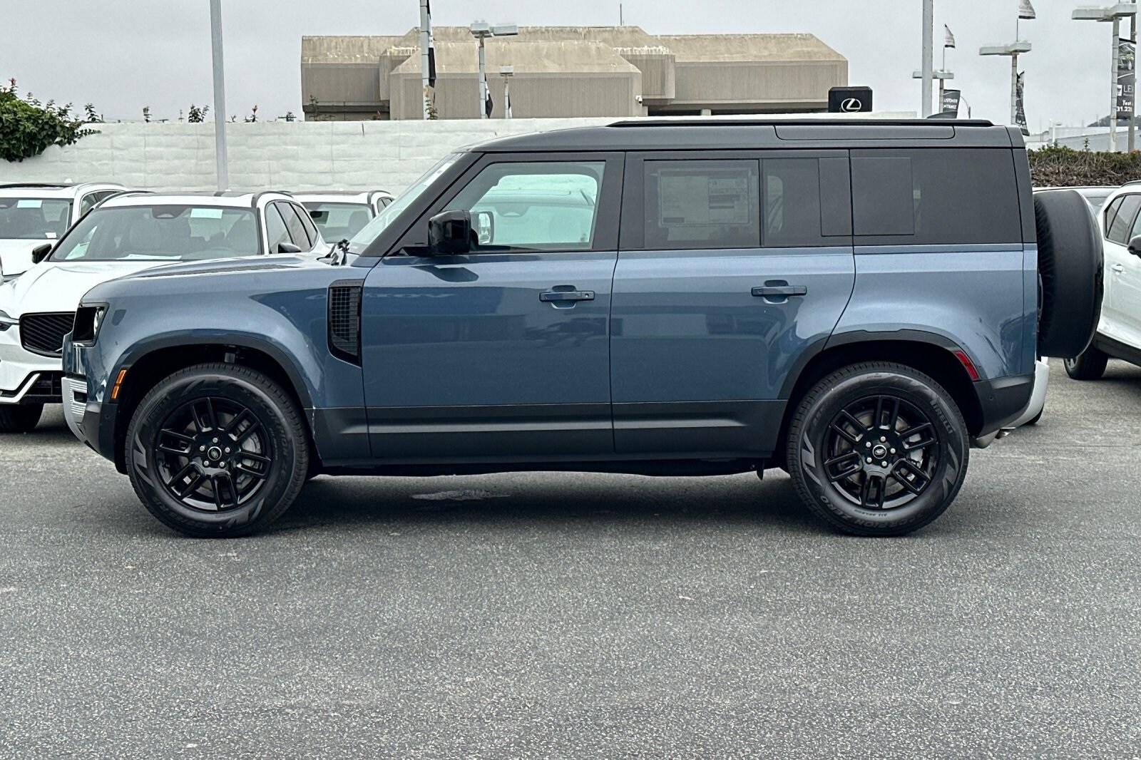 2025 Land Rover Defender 110 S photo 2