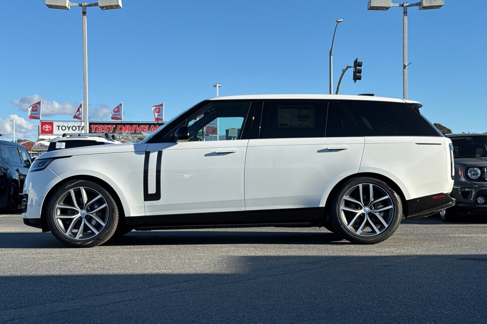 2025 Land Rover Range Rover SE photo 2