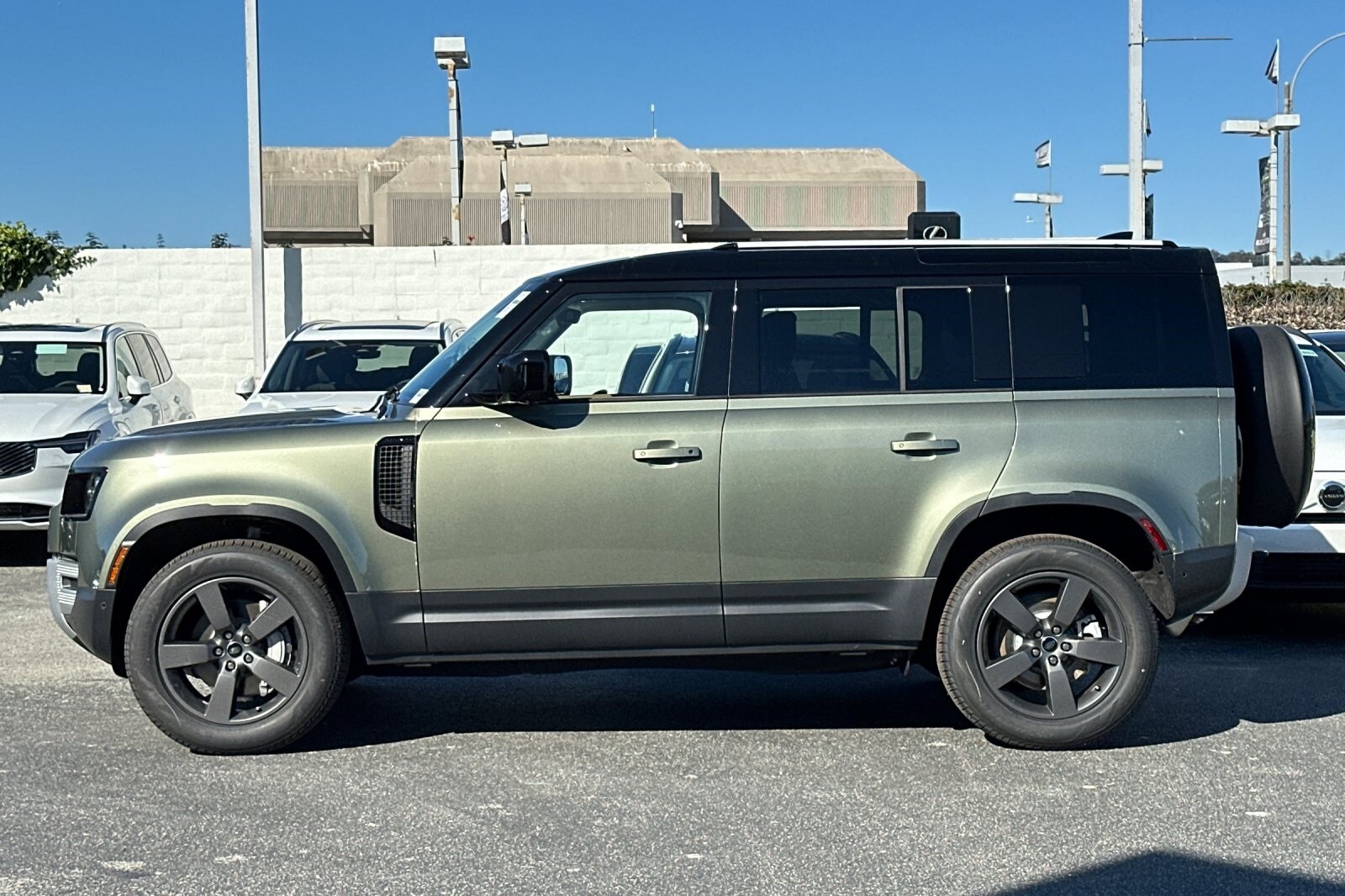 2025 Land Rover Defender 110 S photo 2