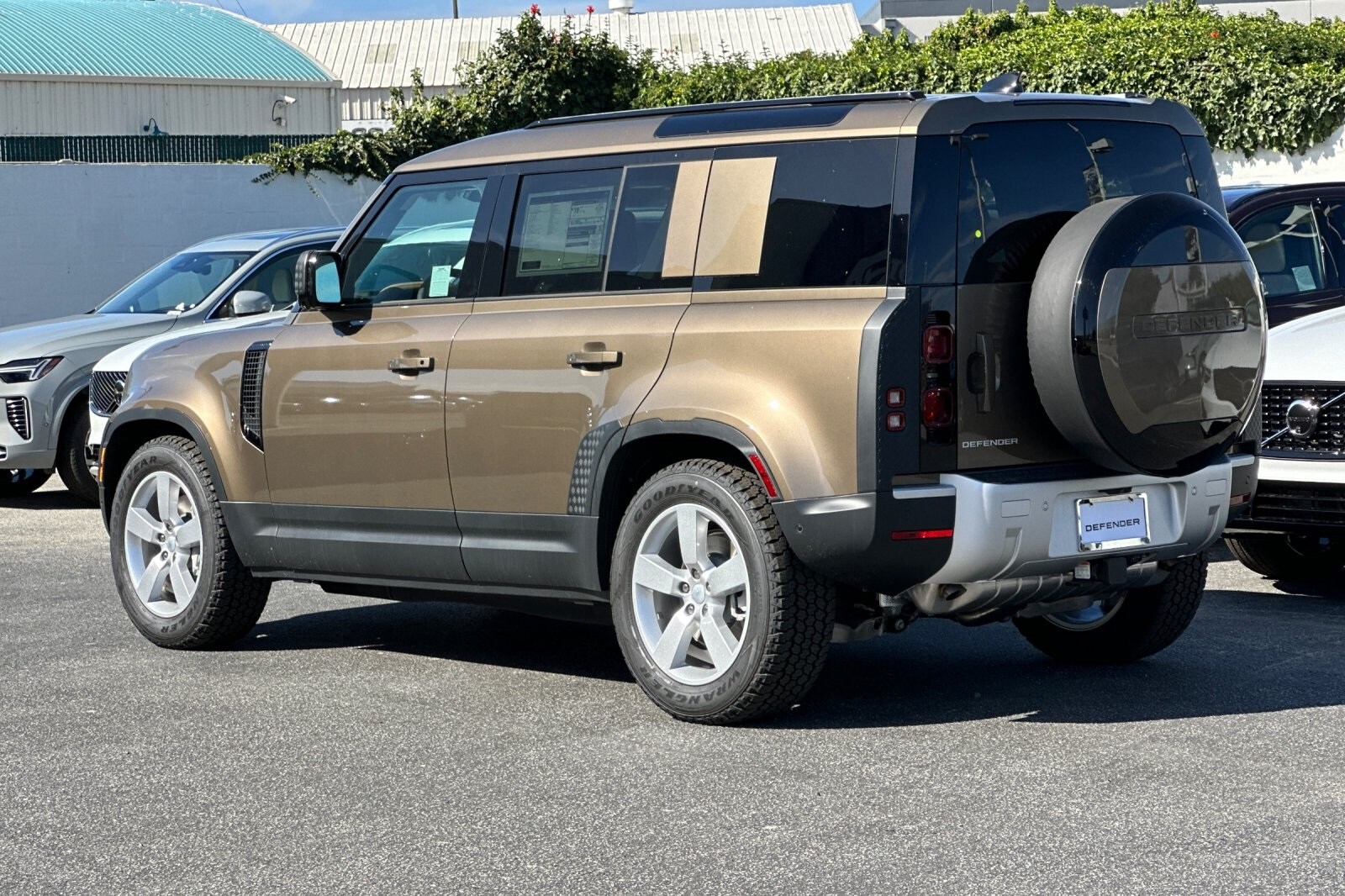 2025 Land Rover Defender 110 S photo 3
