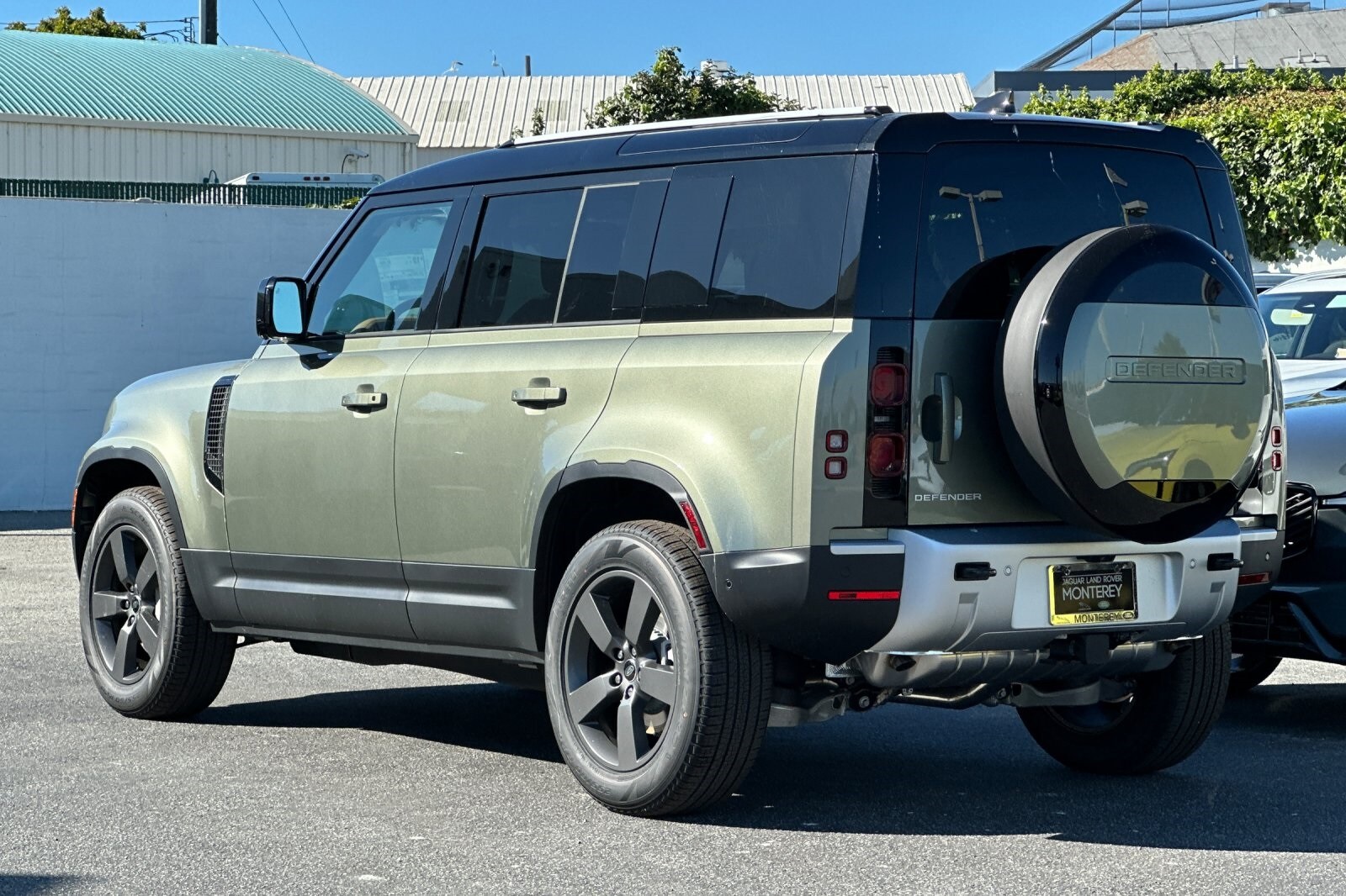 2025 Land Rover Defender 110 S photo 3