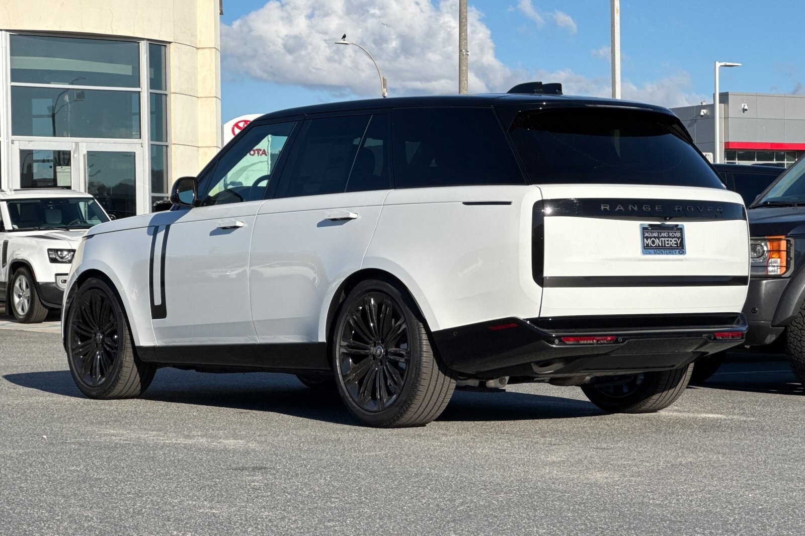 2025 Land Rover Range Rover SE photo 2