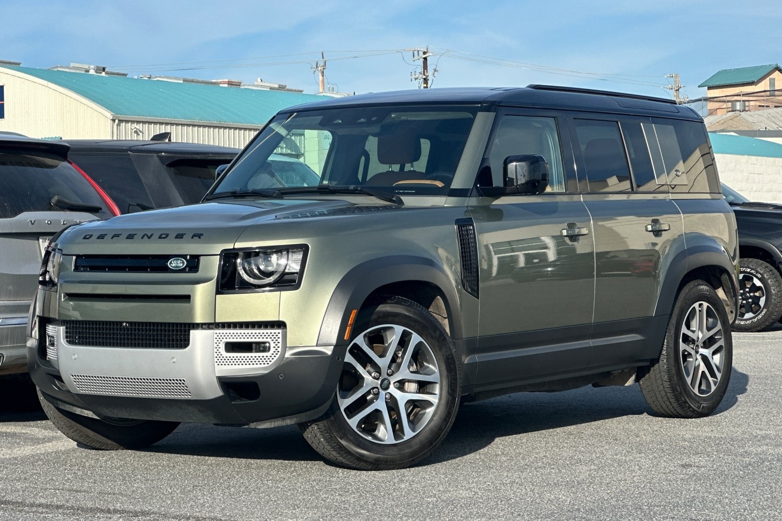 2023 Land Rover Defender SE's photo