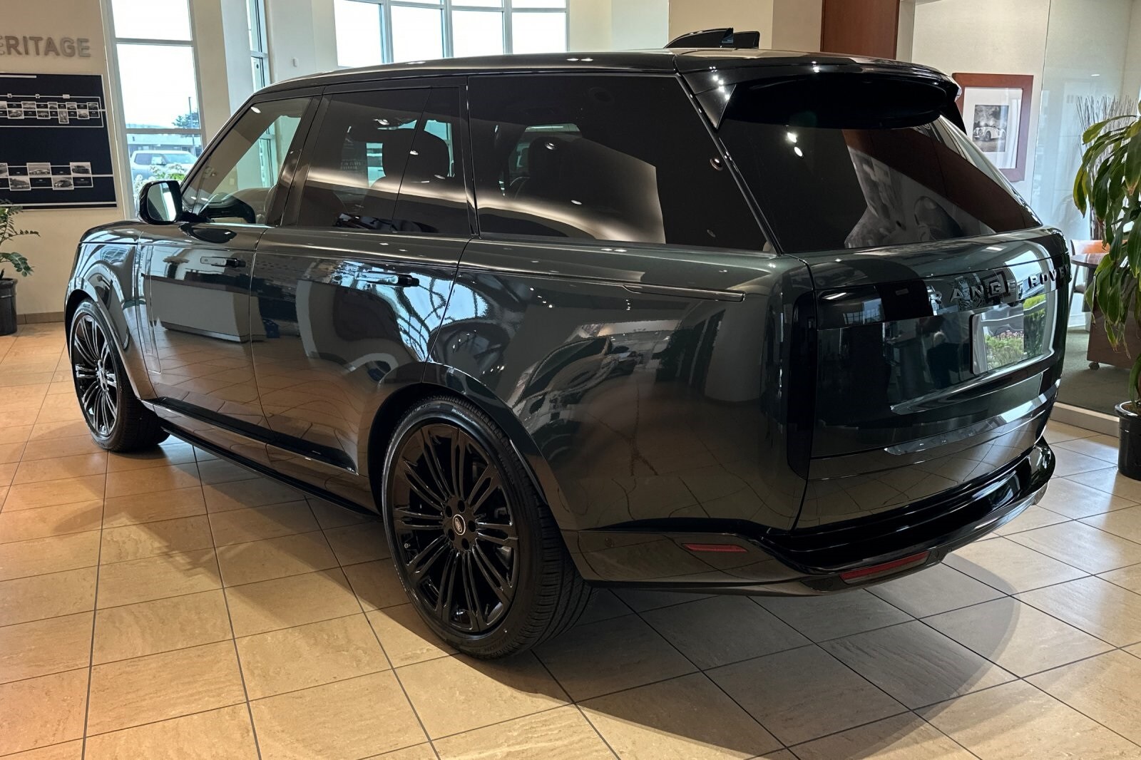 2025 Land Rover Range Rover SE photo 2