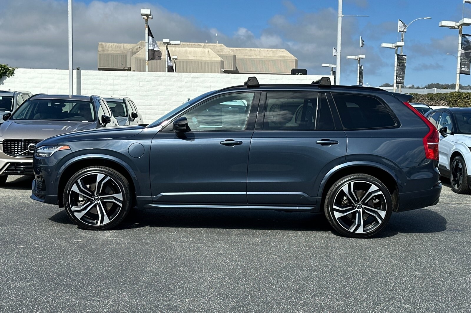 2022 Volvo XC90 Recharge T8 R-Design photo 2