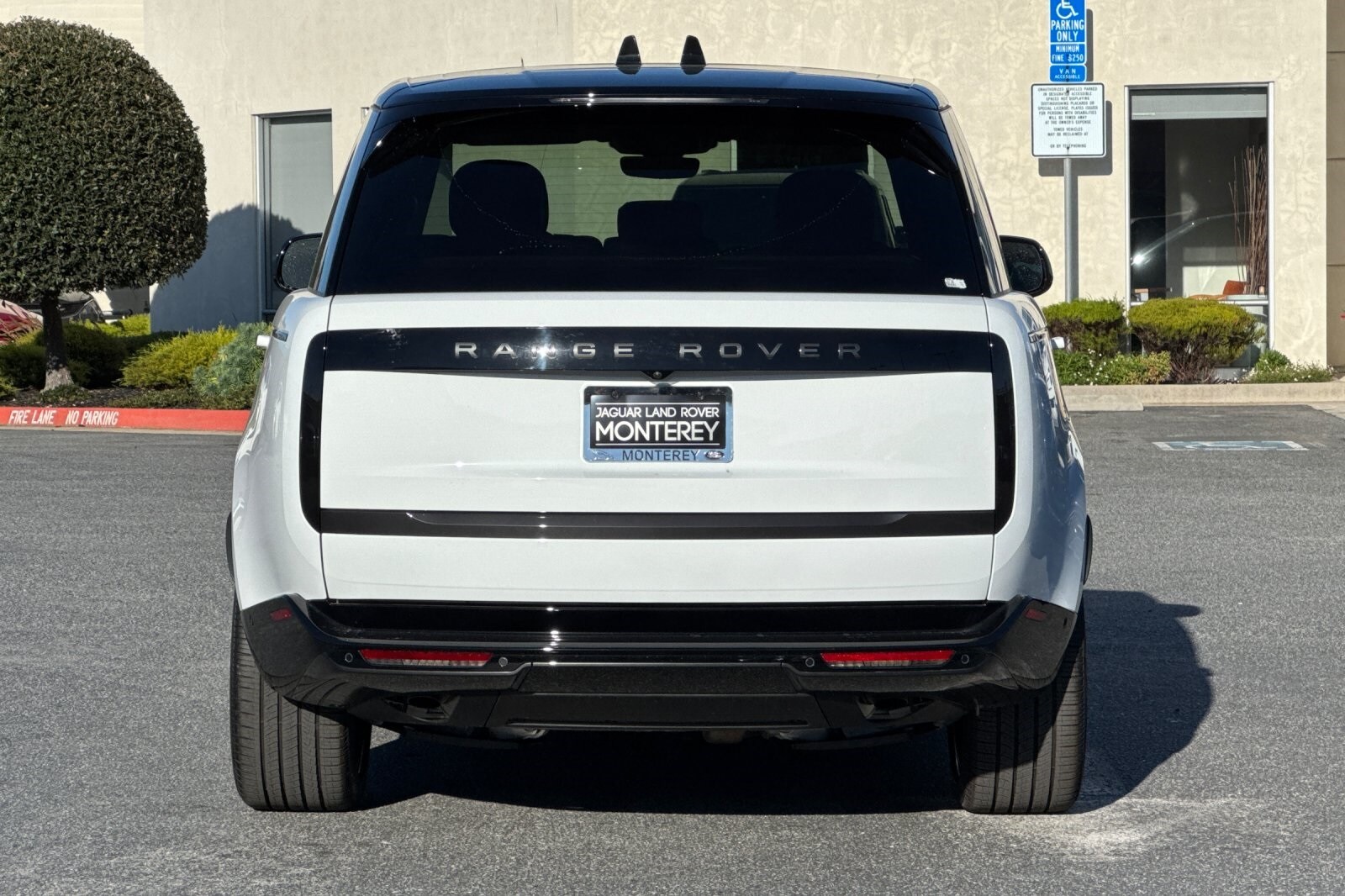 2025 Land Rover Range Rover SE photo 3