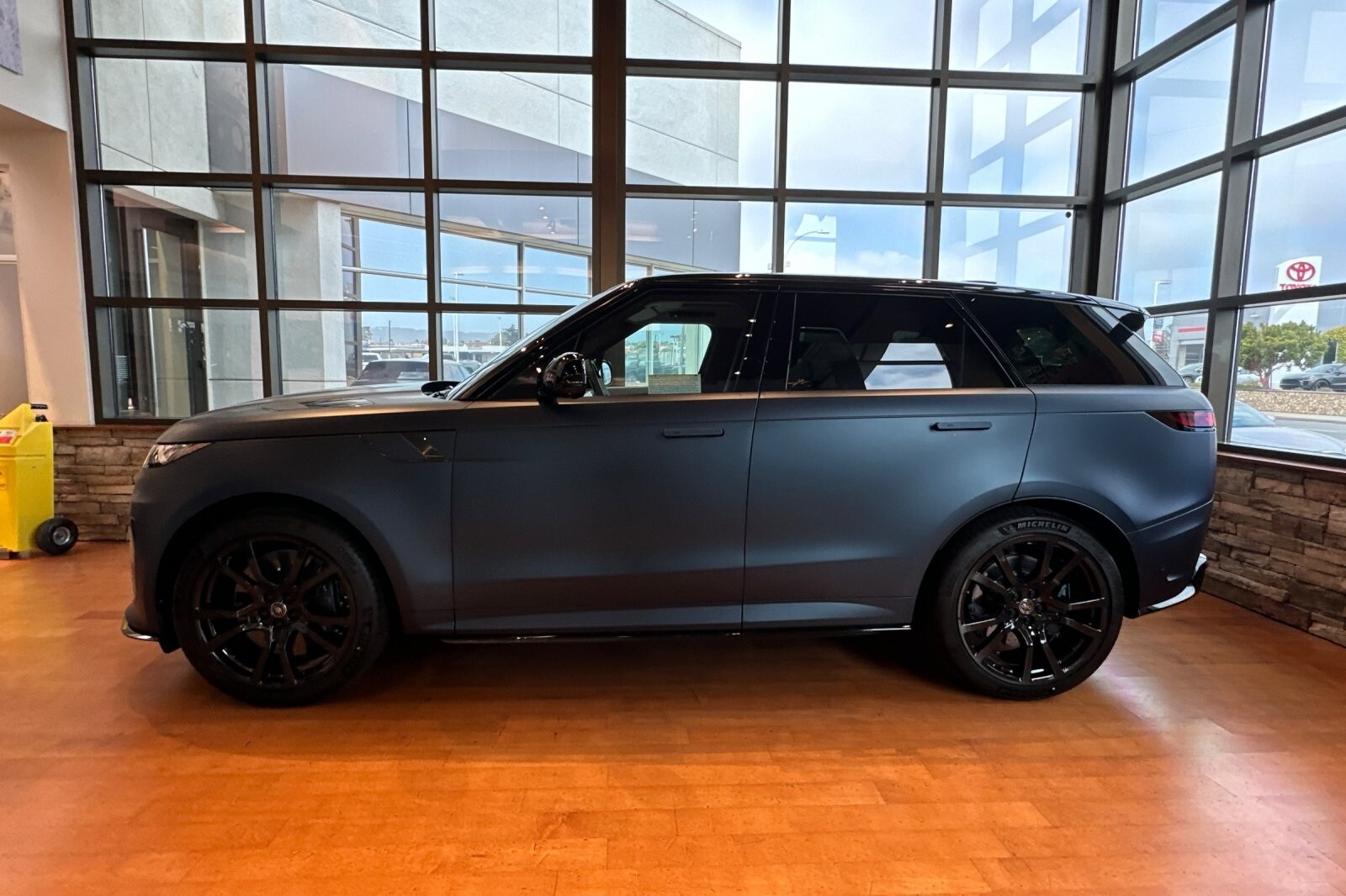 2025 Land Rover Range Rover Sport photo 2