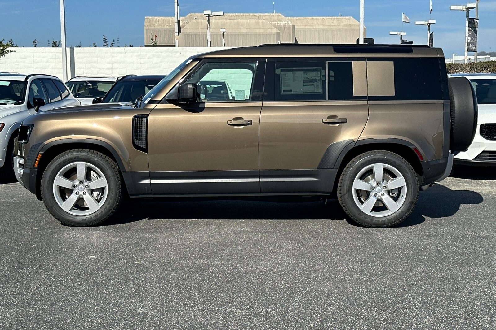 2025 Land Rover Defender 110 S photo 2