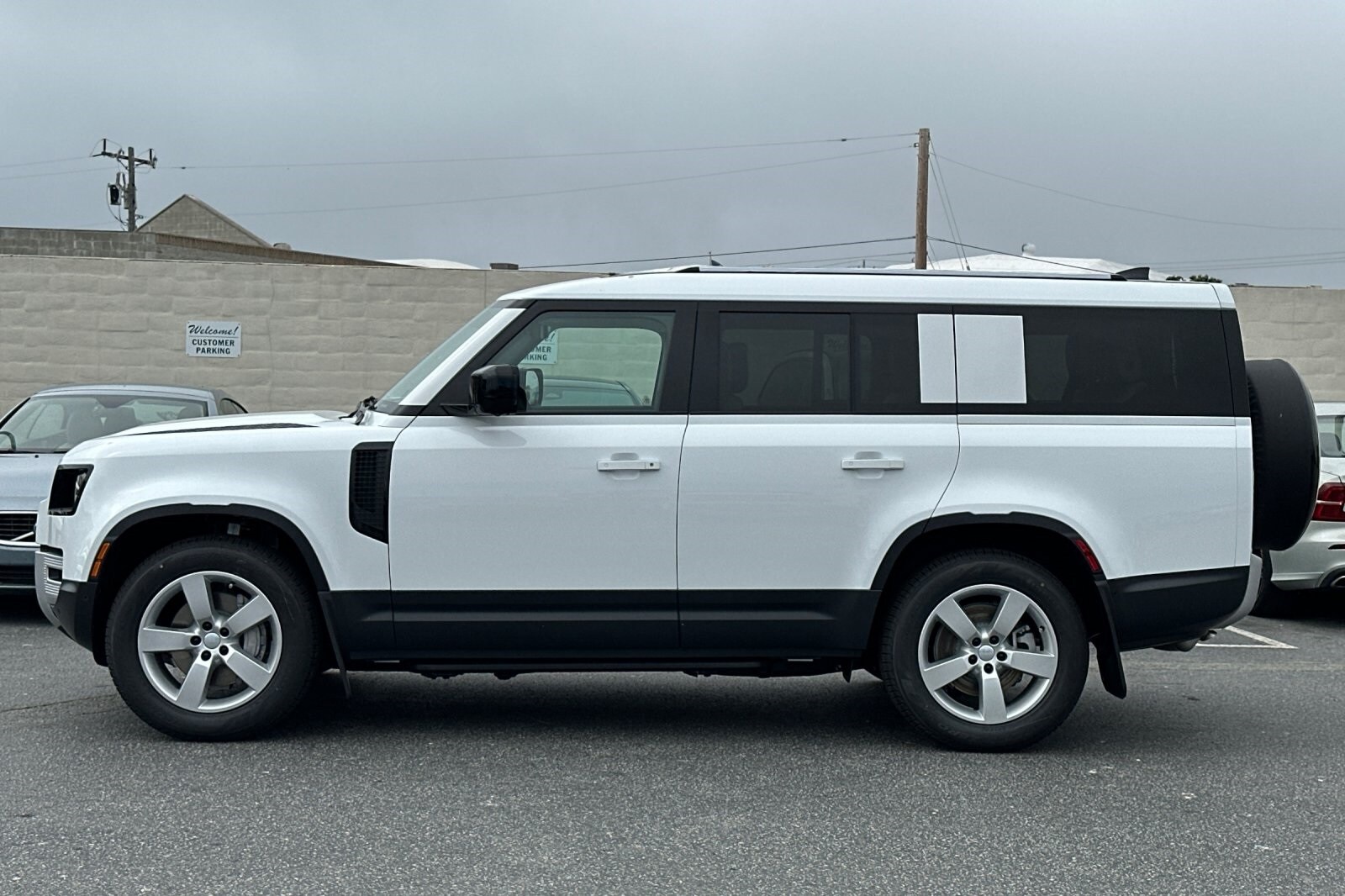 2025 Land Rover Defender 130 S photo 2
