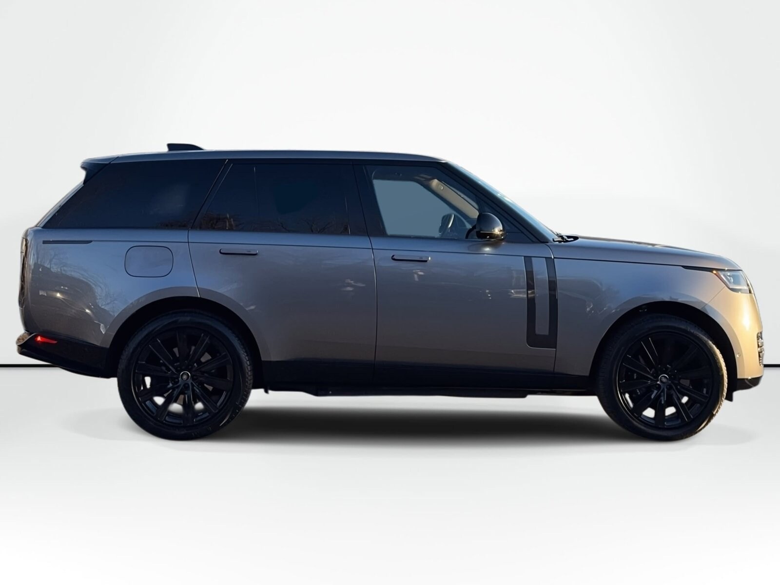 2025 Land Rover Range Rover SE photo 3