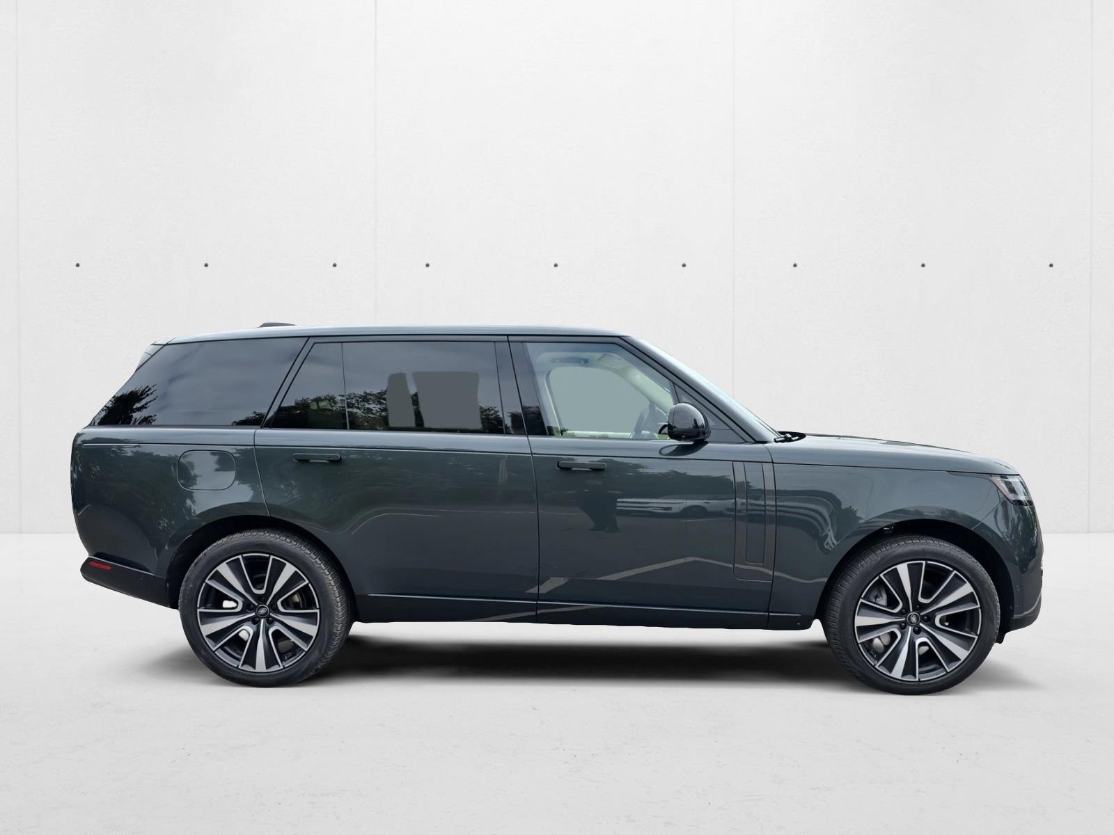2024 Land Rover Range Rover SE photo 4