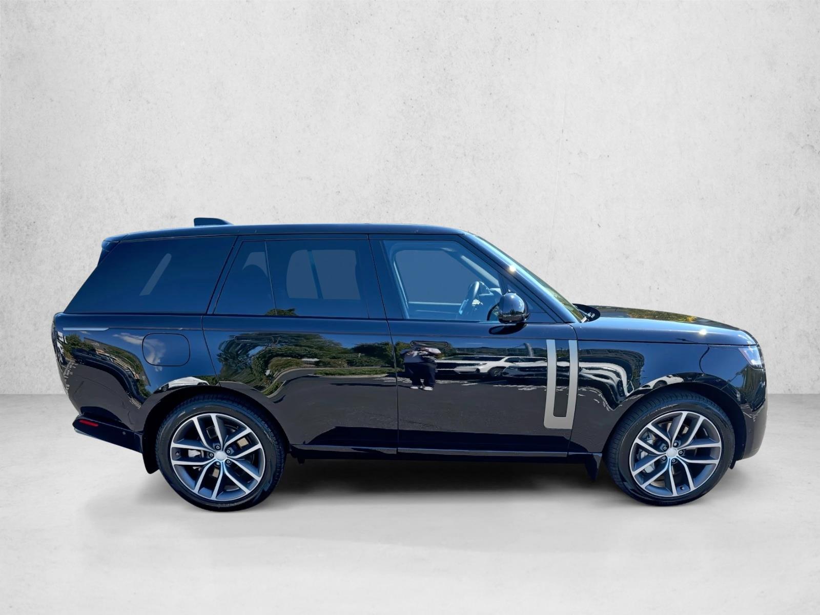 2025 Land Rover Range Rover SE photo 3