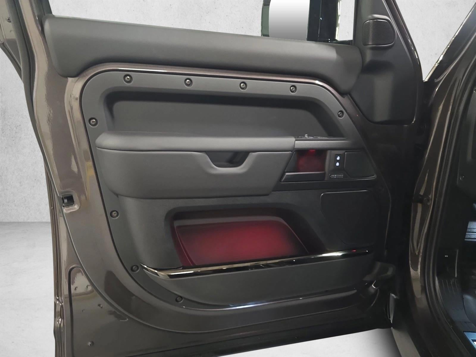 2026 Land Rover Defender OCTA - Photo 28
