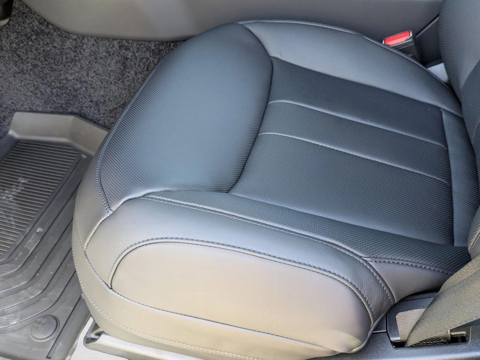 2025 Land Rover Range Rover SE photo 3