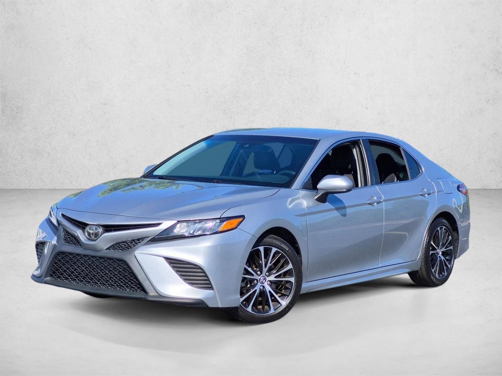 Used 2018 Toyota Camry SE with VIN 4T1B11HK2JU028535 for sale in New Rochelle, NY