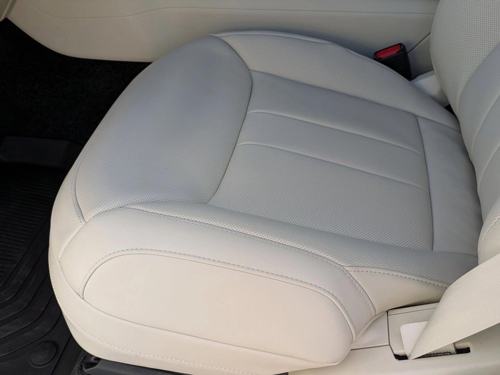 2025 Land Rover Range Rover SE photo 4