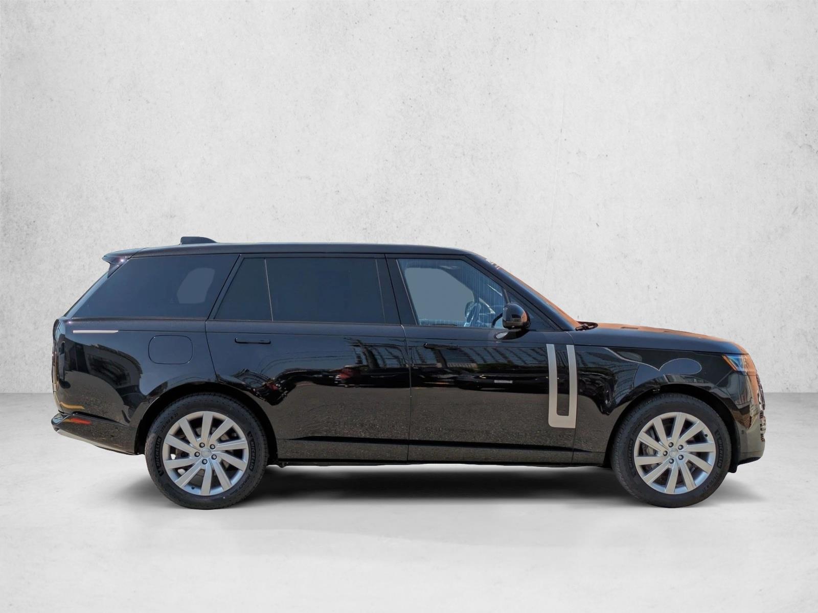 2023 Land Rover Range Rover SE photo 4