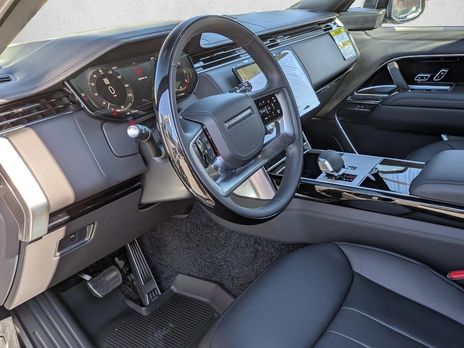 2025 Land Rover Range Rover SE photo 2